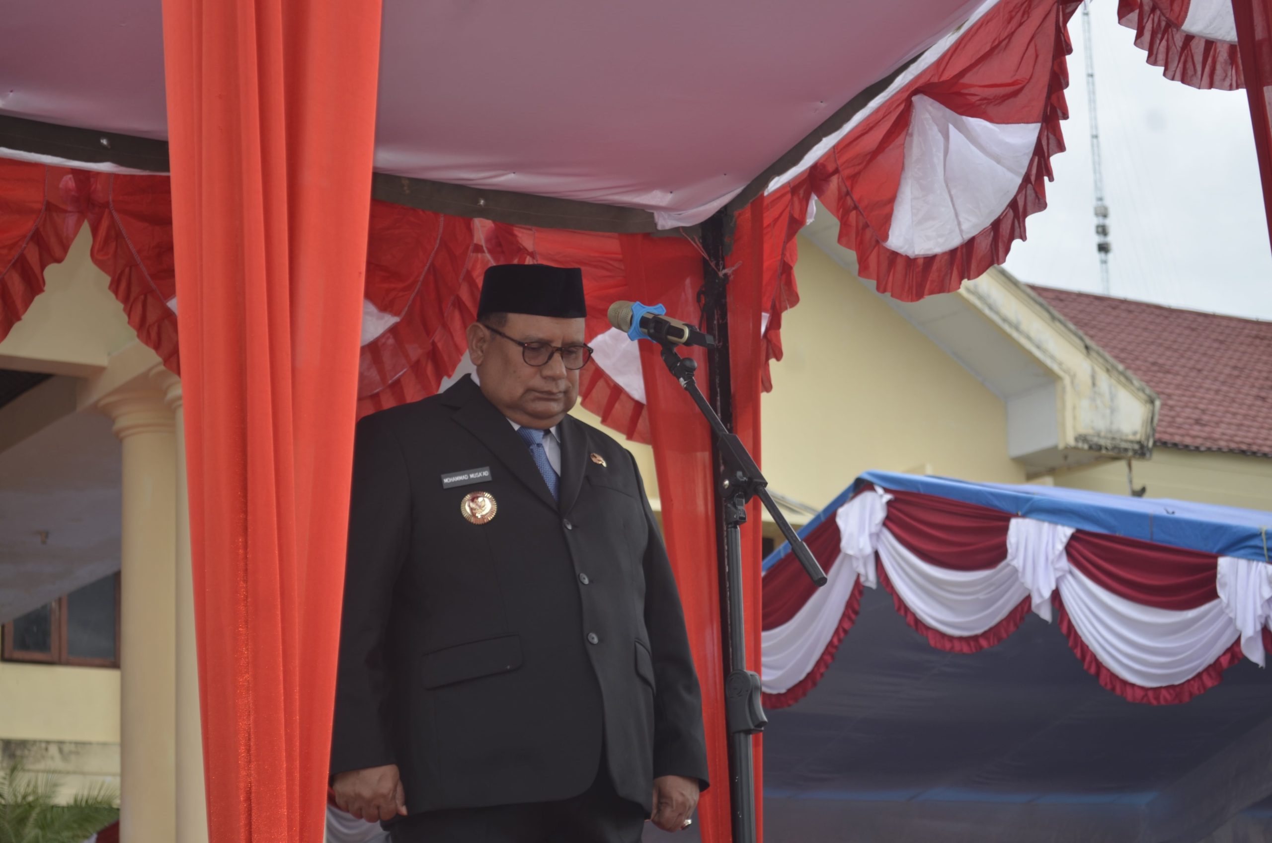 Pj Gubernur Papua Barat Daya Dr. Drs. Mohammad Musa’ad, M.Si, Saat Memimpin Upacara Hari Pahlawan di Sorong Selatan