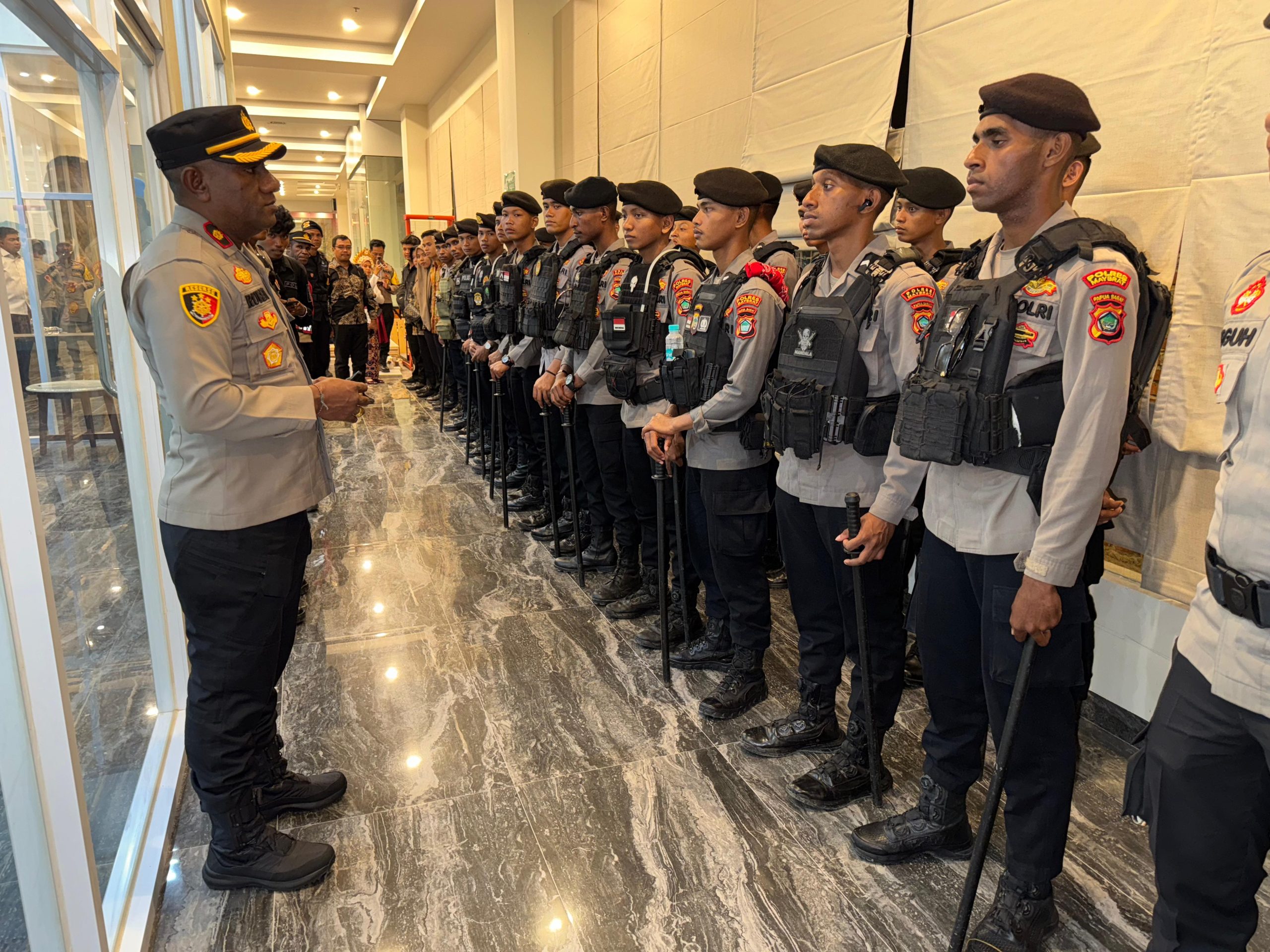 Kapolres Maybrat Kompol Ruben O Kbarek,S.I.K memberikan arahan pengamanan saat debat ke-dua