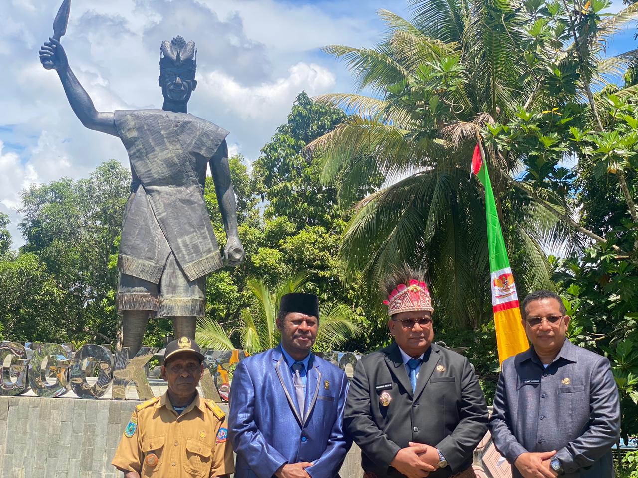 Pj.Gubernur Dr. Drs. Mohammad Musa'ad, M.Si dan Pieters Konjol,SE,MA foto Bersama di Tugu Tri Kora Werisar Kabupaten Sorong Selatan Senin (11/11/2024)