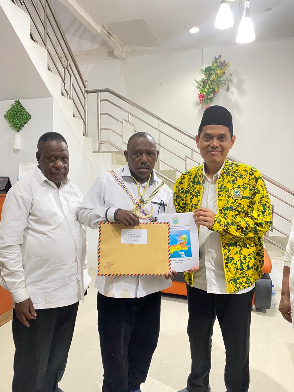 Penyerahan aspirasi Dokumen DOB Kabupaten Maybrat Sau oleh Paslon Korza Kepada Wakil Ketua Komis II DPR RI Zulfikar Arse Sadikin, Selasa (19/11/2024)