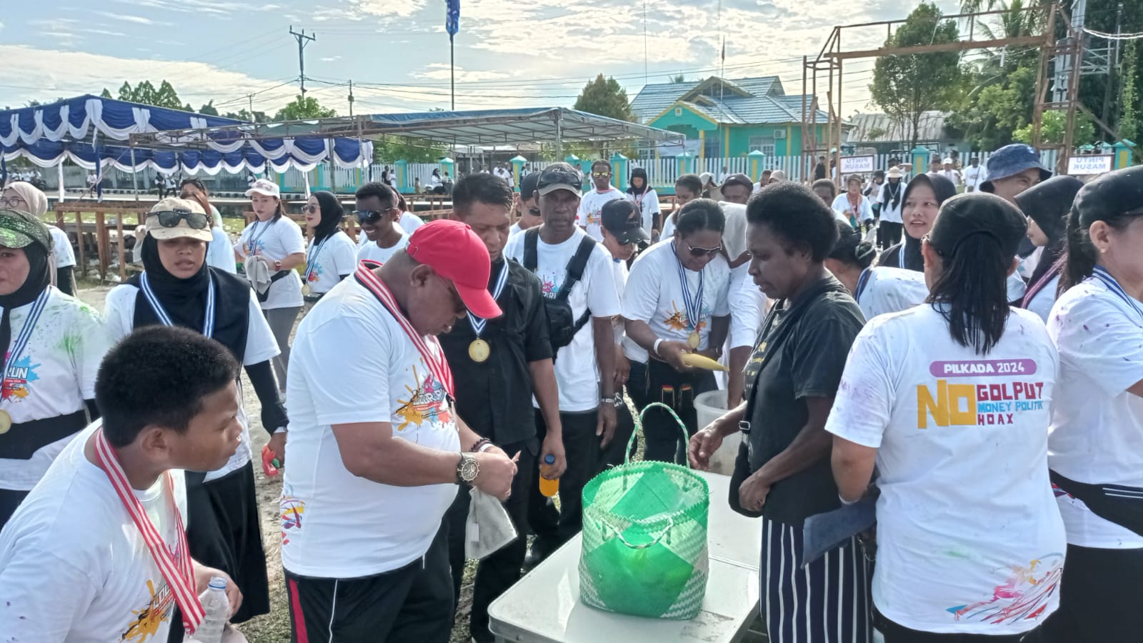 Bupati Sorong Selatan Samsudin Anggiluli,SE, saat belanja jualan mama-mama Papua,Jumaat (22/11/2024)