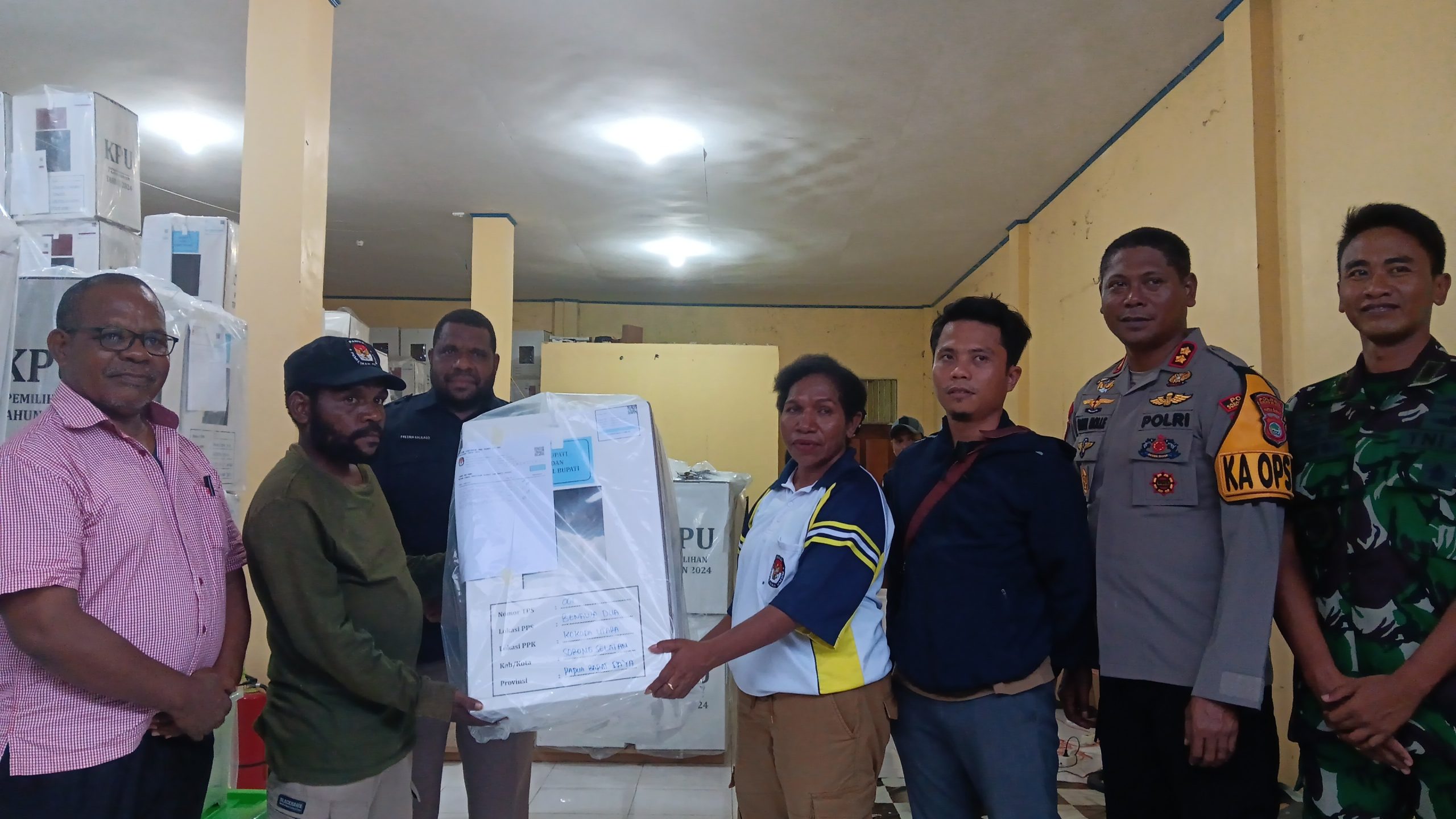 Penyerahan Logistik oleh Ketua KPU Sorong Selatan Yonece Kambu,Minggu (24/11/2024)