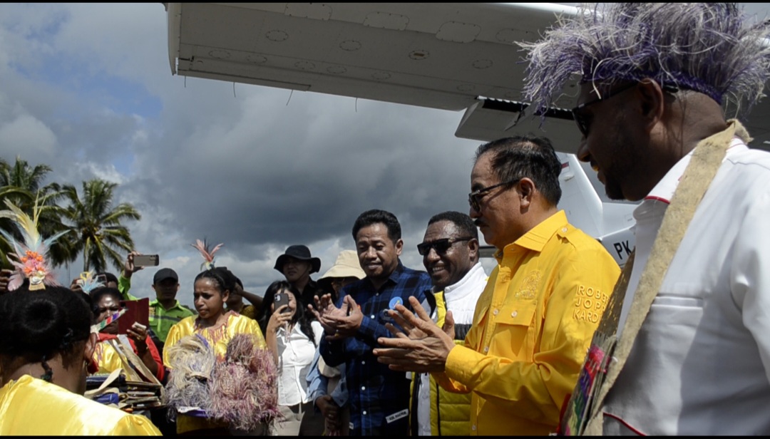 Rombongan Jurkanas Calon Bupati Maybrat Paslon Nomor 1 Kornelius Kambu dan Zaikus Momao Saat mendapat Pengalongan Cendra Mata di Lapangan Bandar Udara Malastau Maybrat, Selasa (29/11/2024)