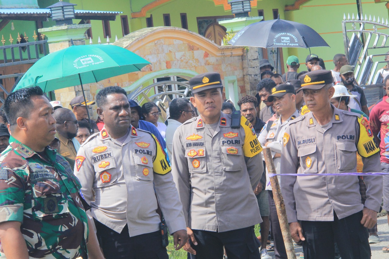 Kapolres Maybrat Kompol Ruben Obet Kbarek,S.I,K dan Komandan Kodim Maybrat, Letkol Inf Anfrianto Dolly, S.M,. M.Si saat meninjau pelaksanan psu di tps 002 Ayawasi.