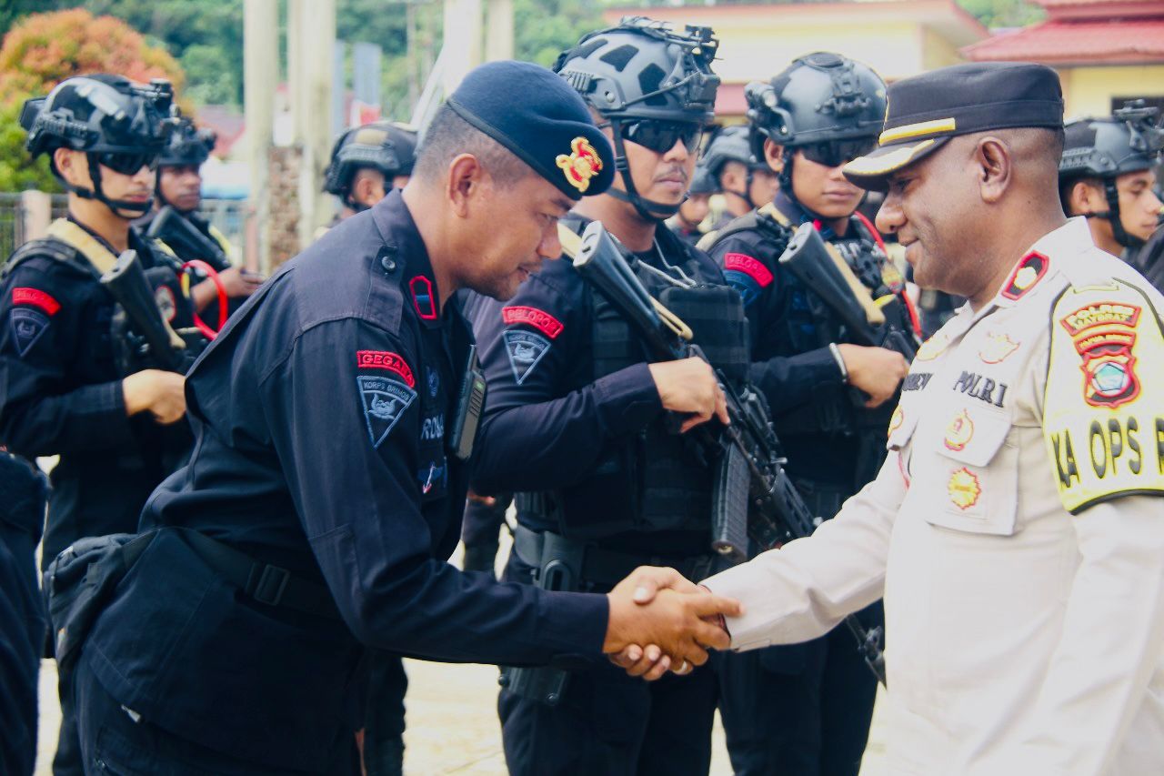 Jabat Tangan saat pelepasan Anggota Brimob dari Polres Maybrat, Rabu (11/12/2024)