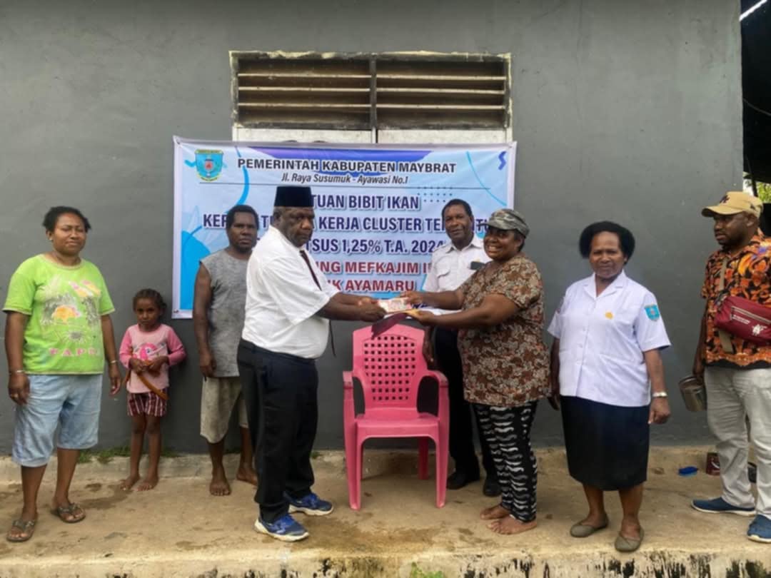 Kepala Dinas Perdagangan, Tenaga kerja dan Transmigrasi Kabupaten Maybrat saat memberikan bantuan kepada OAP Pelaku Usaha.